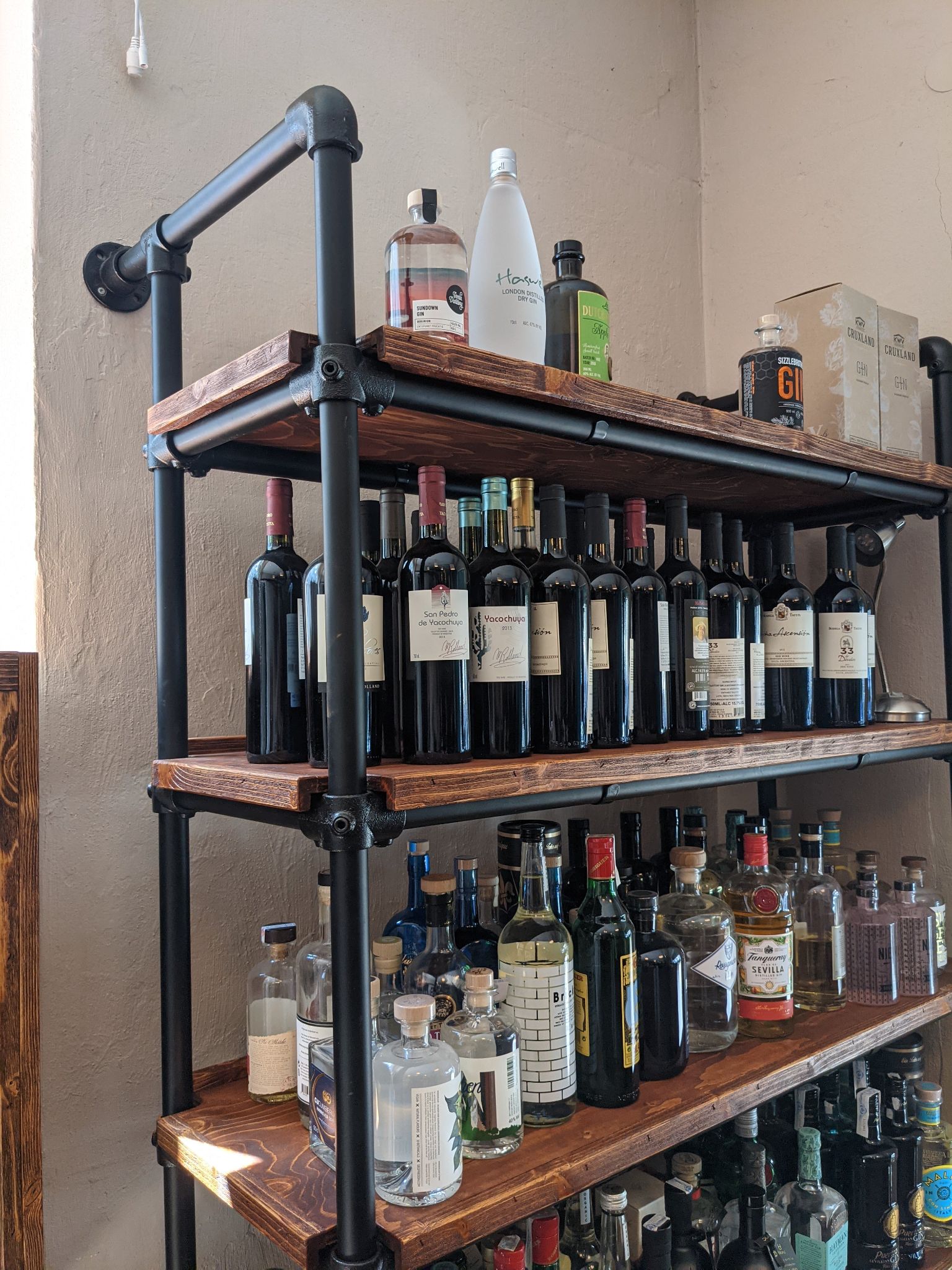 M&ouml;bel im Weinladen Baires